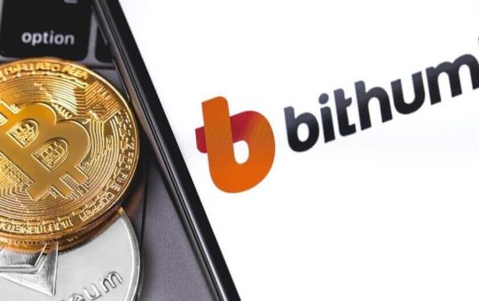 Une image montrant le logo bithumb à côté de deux crypto coins